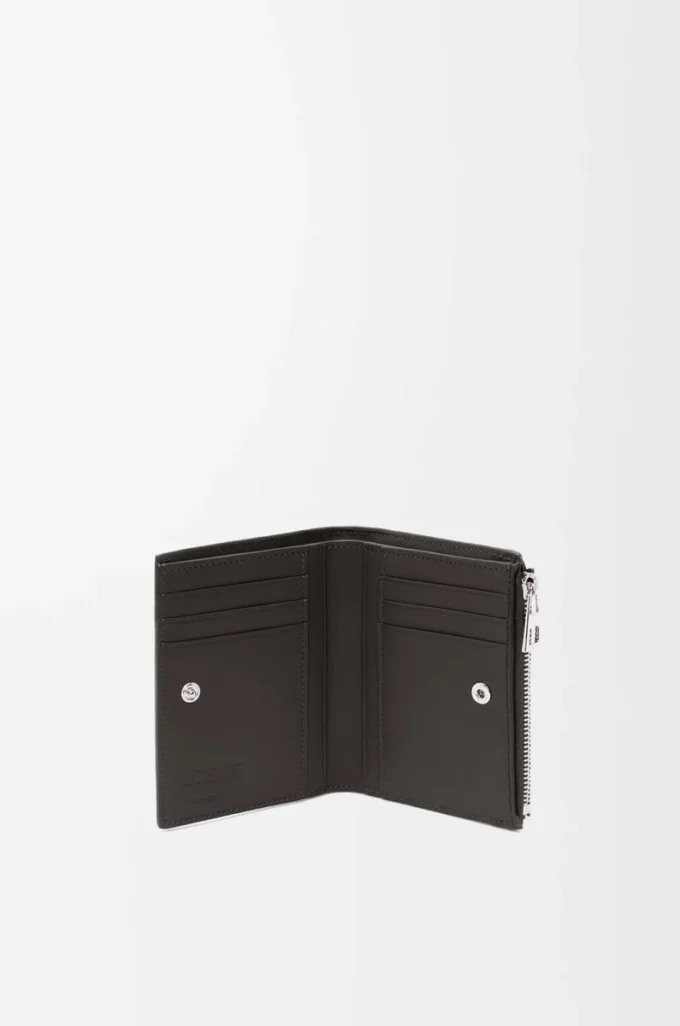 Cartera compacta y delgada en piel de becerro clásica texturizada Gris oscuro Cartera compacta y delgada en piel de becerro clásica texturizada Gris oscuro