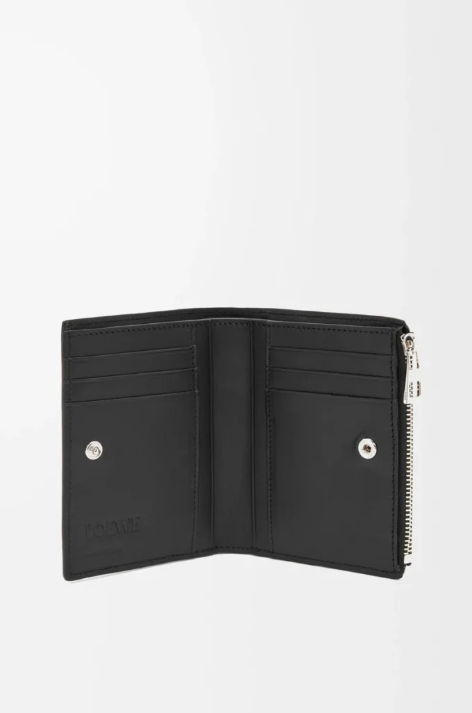 Cartera compacta y delgada en piel de becerro granulada suave, color negro. Cartera compacta y delgada en piel de becerro granulada suave, color negro.
