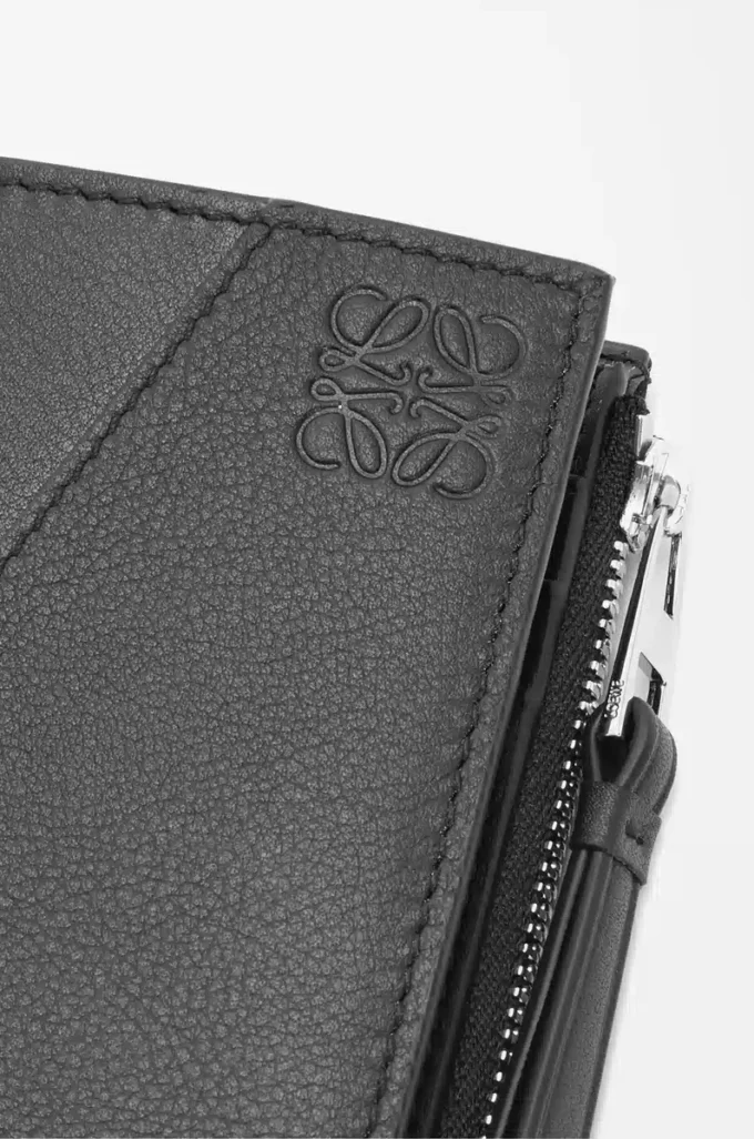Cartera compacta y delgada Puzzle en piel de becerro clásica. Color negro.