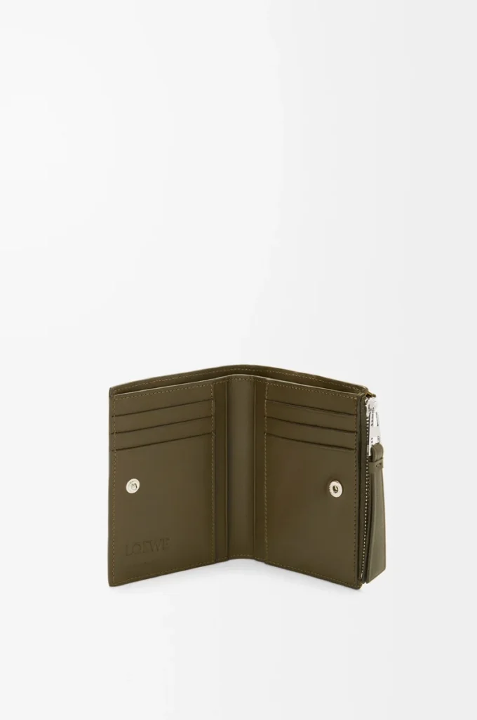 Cartera compacta y delgada Puzzle en piel de becerro clásica Dark Khaki Cartera compacta y delgada Puzzle en piel de becerro clásica Dark Khaki