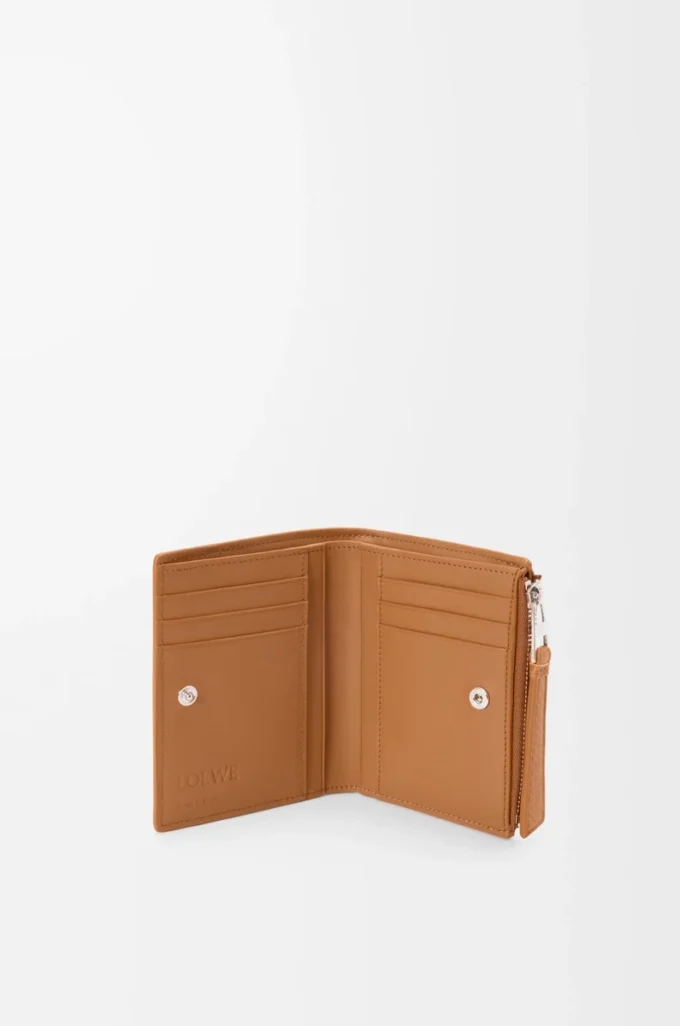 Cartera compacta y delgada Puzzle en piel de becerro granulada flexible Light Canyon Brown
