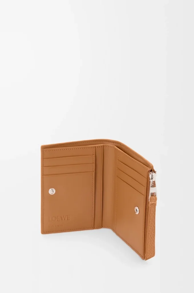 Cartera compacta y delgada Puzzle en piel de becerro granulada flexible Light Canyon Brown