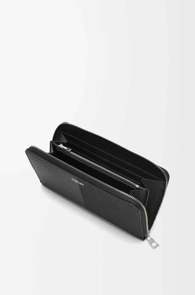 Cartera con cremallera alrededor en piel de becerro clásica texturizada. Color negro. Cartera con cremallera alrededor en piel de becerro clásica texturizada. Color negro.
