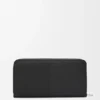 Cartera con cremallera alrededor en piel de becerro clásica texturizada. Color negro. Cartera con cremallera alrededor en piel de becerro clásica texturizada. Color negro.