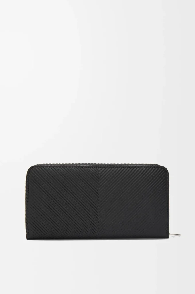 Cartera con cremallera alrededor en piel de becerro clásica texturizada. Color negro. Cartera con cremallera alrededor en piel de becerro clásica texturizada. Color negro.
