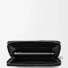 Cartera con cremallera alrededor en piel de becerro clásica texturizada. Color negro. Cartera con cremallera alrededor en piel de becerro clásica texturizada. Color negro.