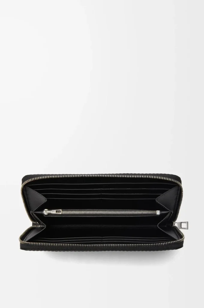 Cartera con cremallera alrededor en piel de becerro clásica texturizada. Color negro. Cartera con cremallera alrededor en piel de becerro clásica texturizada. Color negro.