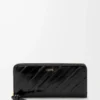 Cartera con cremallera alrededor y nudo en piel de anguila. Negro Cartera con cremallera alrededor y nudo en piel de anguila. Negro