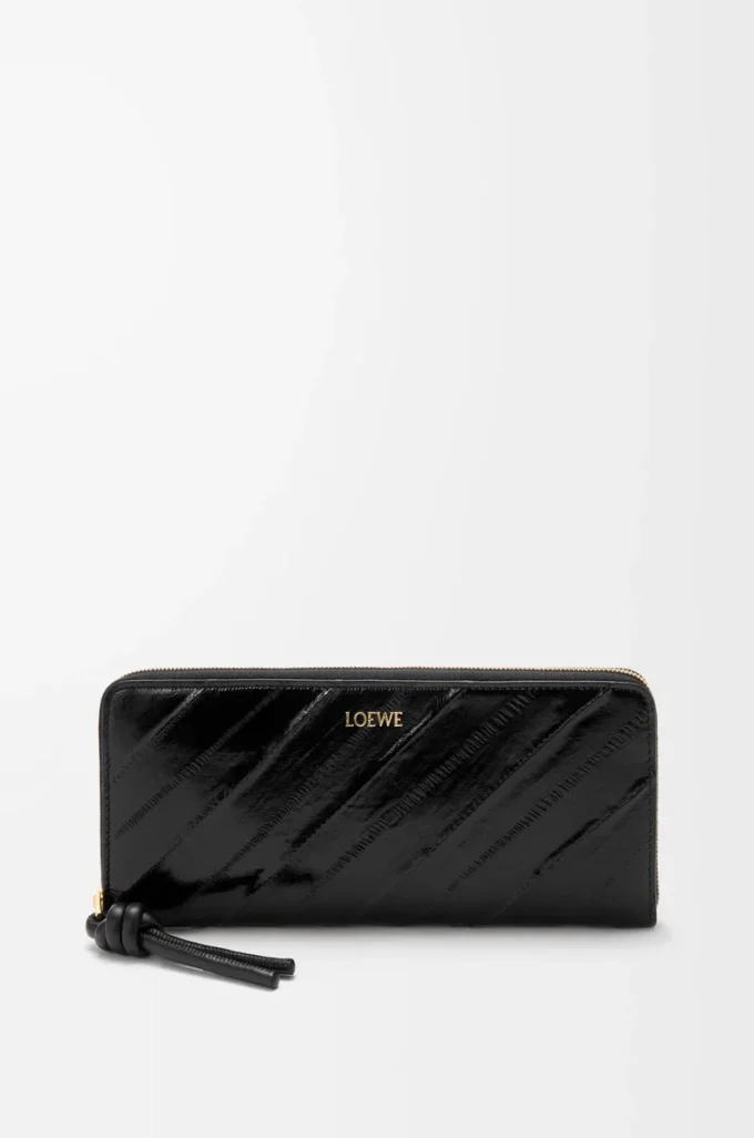 Cartera con cremallera alrededor y nudo en piel de anguila. Negro Cartera con cremallera alrededor y nudo en piel de anguila. Negro