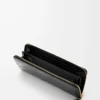 Cartera con cremallera alrededor y nudo en piel de anguila. Negro Cartera con cremallera alrededor y nudo en piel de anguila. Negro