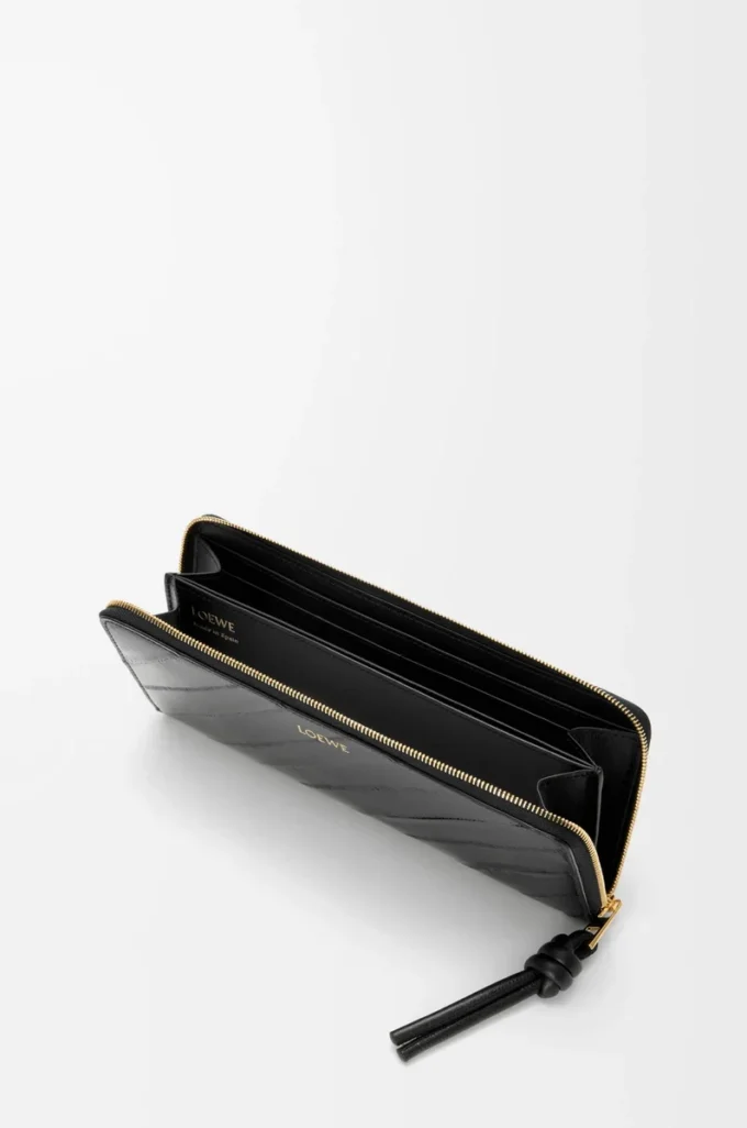 Cartera con cremallera alrededor y nudo en piel de anguila. Negro Cartera con cremallera alrededor y nudo en piel de anguila. Negro