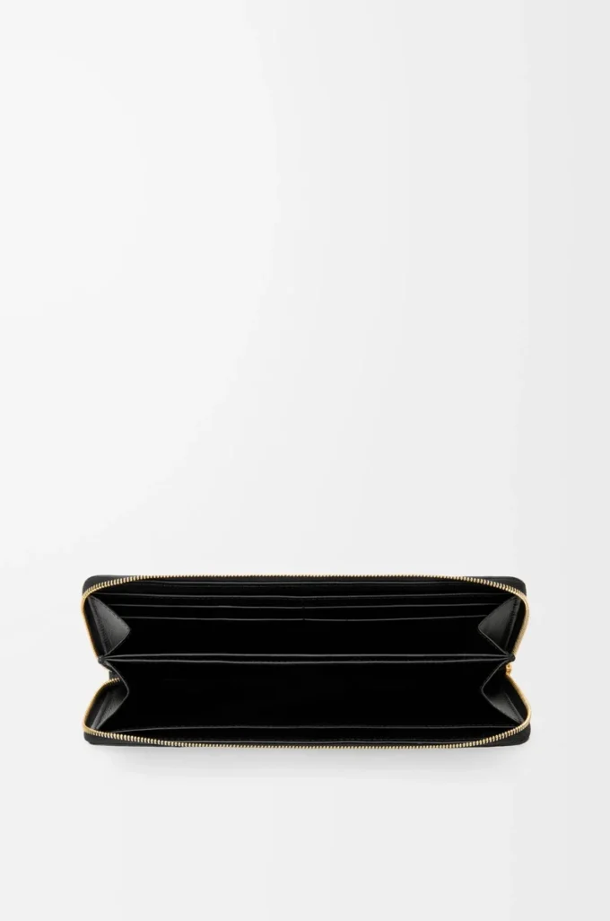 Cartera con cremallera alrededor y nudo en piel de anguila. Negro Cartera con cremallera alrededor y nudo en piel de anguila. Negro