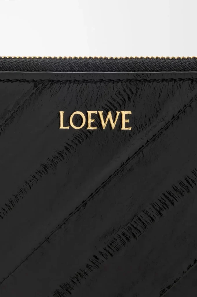 Cartera con cremallera alrededor y nudo en piel de anguila. Negro Cartera con cremallera alrededor y nudo en piel de anguila. Negro