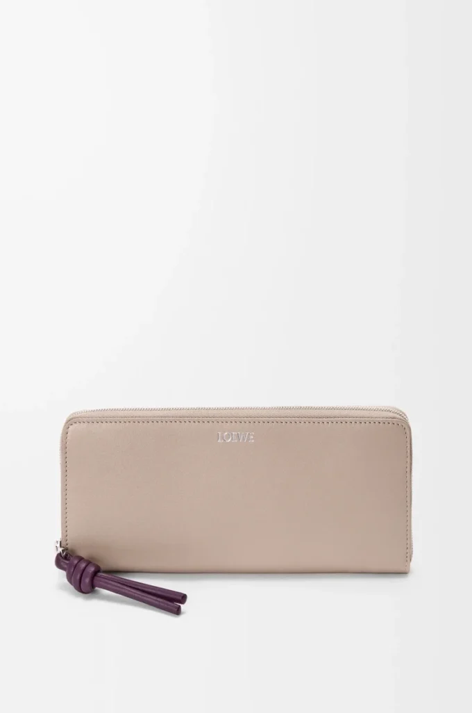 Cartera con cremallera y nudo en piel de becerro napa brillante Clay/Plum Cartera con cremallera y nudo en piel de becerro napa brillante Clay/Plum