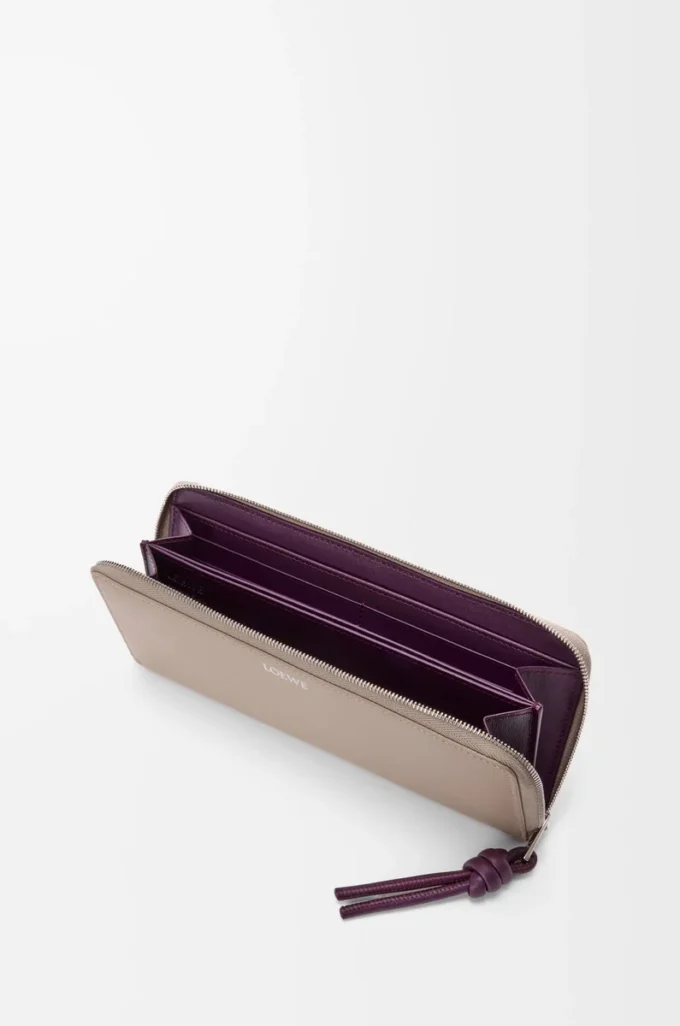 Cartera con cremallera y nudo en piel de becerro napa brillante Clay/Plum Cartera con cremallera y nudo en piel de becerro napa brillante Clay/Plum