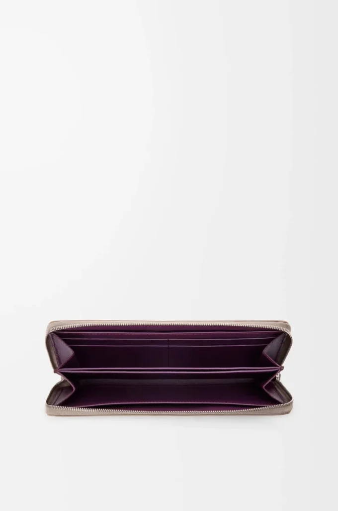 Cartera con cremallera y nudo en piel de becerro napa brillante Clay/Plum Cartera con cremallera y nudo en piel de becerro napa brillante Clay/Plum