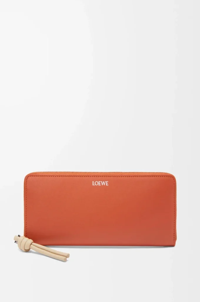 Cartera con cremallera y nudo en piel de becerro napa brillante Maple/Papercraft Cartera con cremallera y nudo en piel de becerro napa brillante Maple/Papercraft