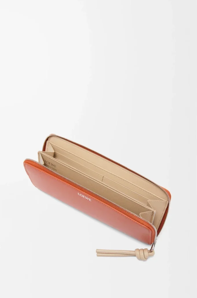 Cartera con cremallera y nudo en piel de becerro napa brillante Maple/Papercraft Cartera con cremallera y nudo en piel de becerro napa brillante Maple/Papercraft