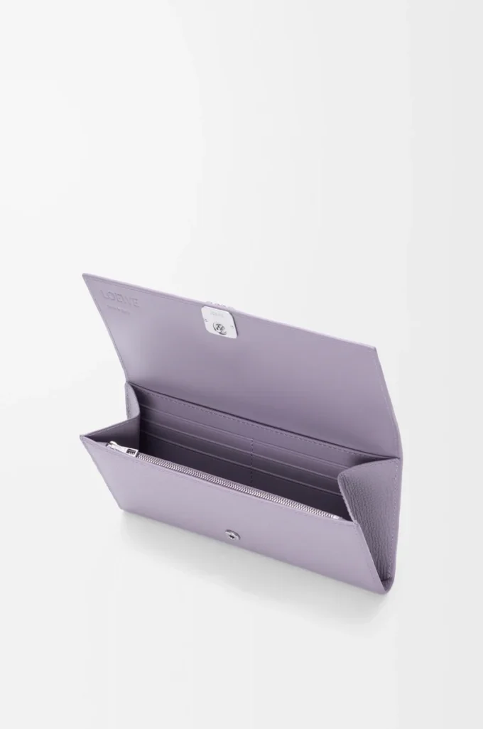 Cartera continental Anagram en piel de becerro granulada Dirty Mauve Cartera continental Anagram en piel de becerro granulada Dirty Mauve