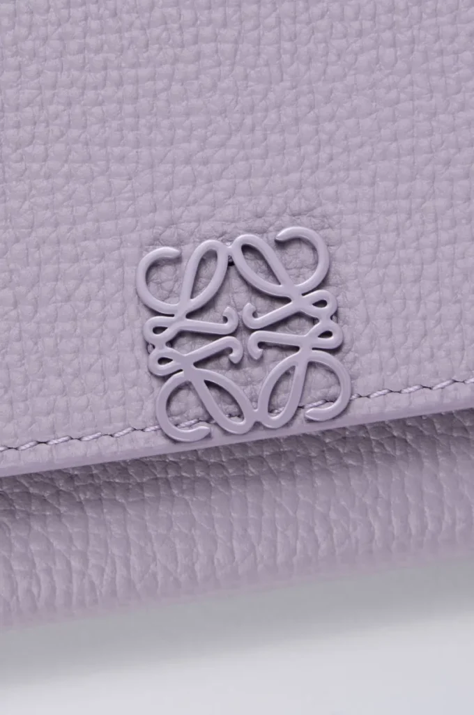 Cartera continental Anagram en piel de becerro granulada Dirty Mauve Cartera continental Anagram en piel de becerro granulada Dirty Mauve