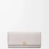 Cartera continental Anagram en piel de becerro granulada Light Ghost Grey Cartera continental Anagram en piel de becerro granulada Light Ghost Grey