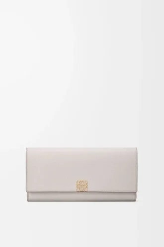Cartera continental Anagram en piel de becerro granulada Light Ghost Grey