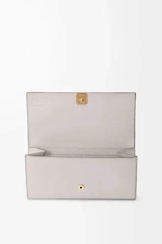 Cartera continental Anagram en piel de becerro granulada Light Ghost Grey