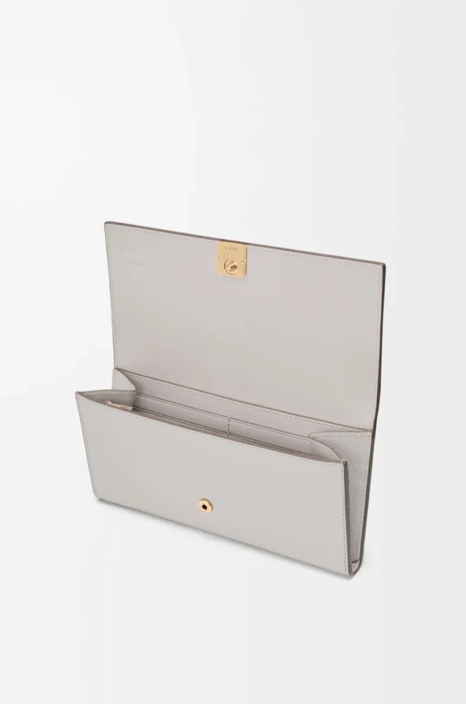 Cartera continental Anagram en piel de becerro granulada Light Ghost Grey Cartera continental Anagram en piel de becerro granulada Light Ghost Grey