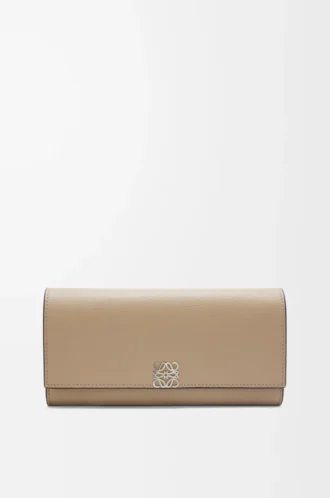 Cartera continental Anagram en piel de becerro granulada Sand