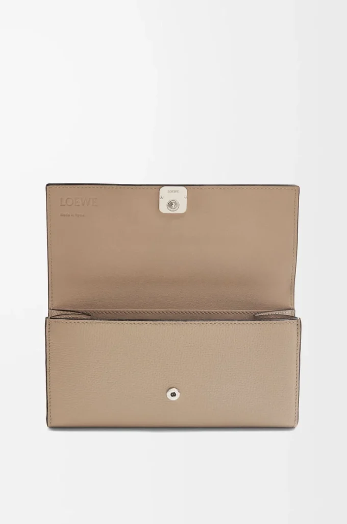 Cartera continental Anagram en piel de becerro granulada Sand Cartera continental Anagram en piel de becerro granulada Sand