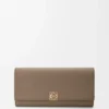 Cartera continental Anagram en piel de becerro granulada Taupe Cartera continental Anagram en piel de becerro granulada Taupe