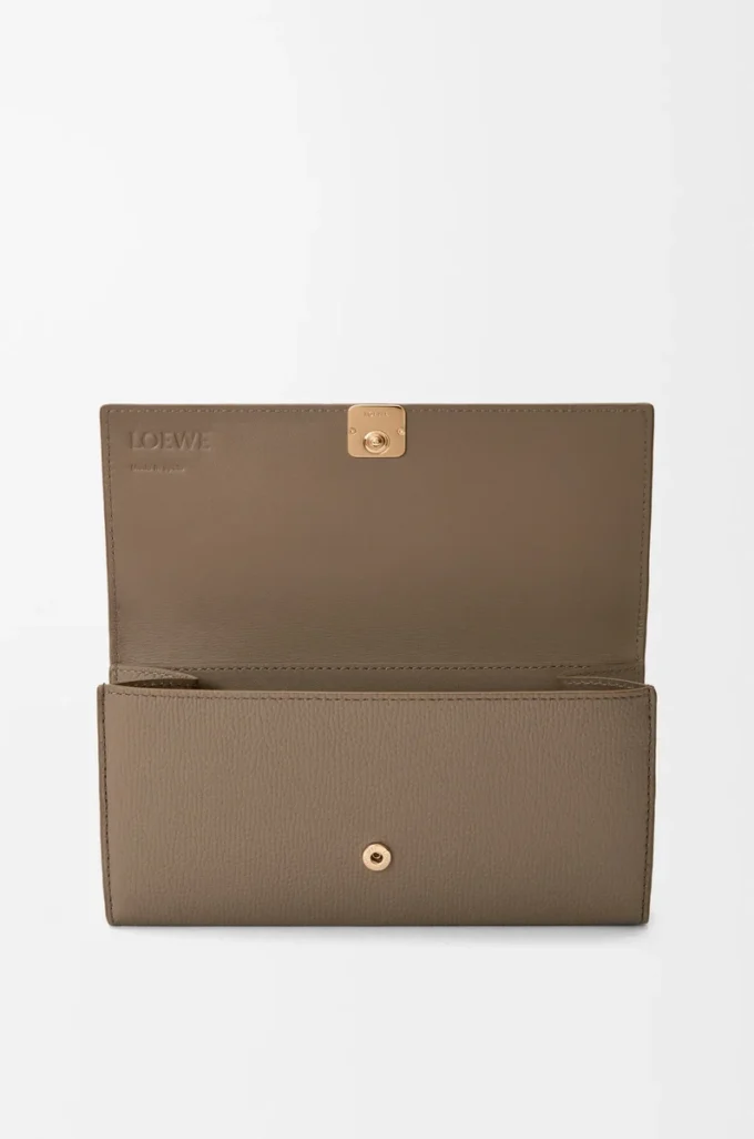 Cartera continental Anagram en piel de becerro granulada Taupe Cartera continental Anagram en piel de becerro granulada Taupe