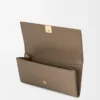 Cartera continental Anagram en piel de becerro granulada Taupe Cartera continental Anagram en piel de becerro granulada Taupe