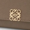 Cartera continental Anagram en piel de becerro granulada Taupe Cartera continental Anagram en piel de becerro granulada Taupe