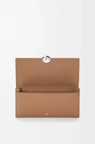 Cartera continental Pebble en piel de becerro mini granada color moca