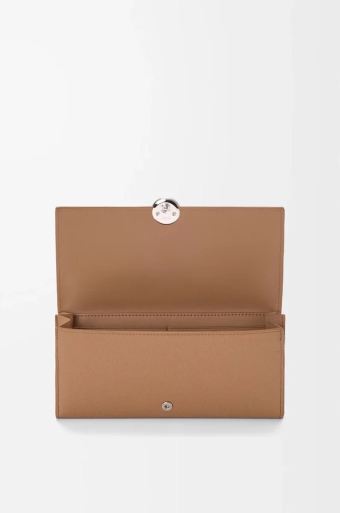 Cartera continental Pebble en piel de becerro mini granada color moca Cartera continental Pebble en piel de becerro mini granada color moca
