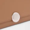 Cartera continental Pebble en piel de becerro mini granada color moca Cartera continental Pebble en piel de becerro mini granada color moca