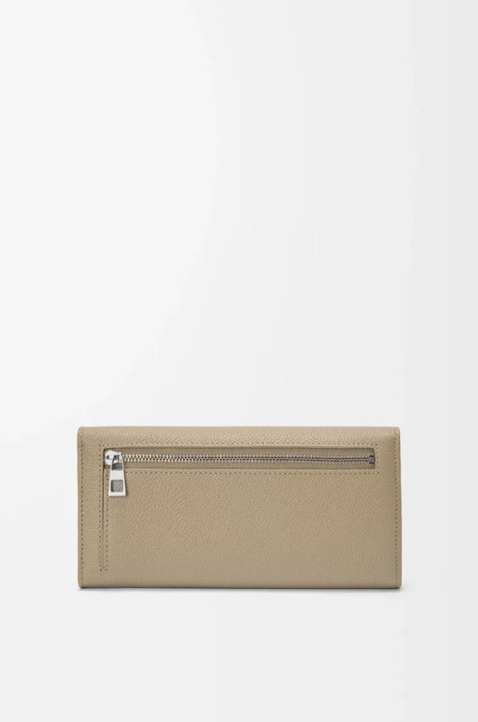 Cartera continental Pebble en piel de becerro mini grano color arcilla Cartera continental Pebble en piel de becerro mini grano color arcilla