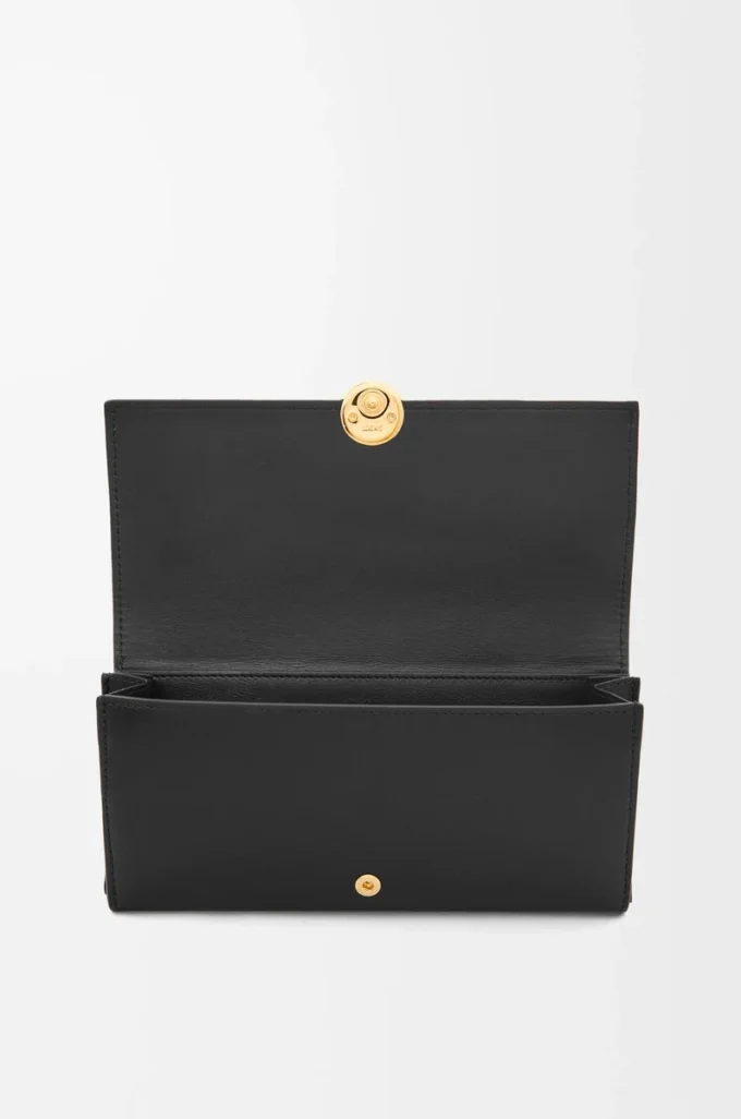 Cartera continental Pebble en piel de becerro napa brillante, color negro Cartera continental Pebble en piel de becerro napa brillante, color negro