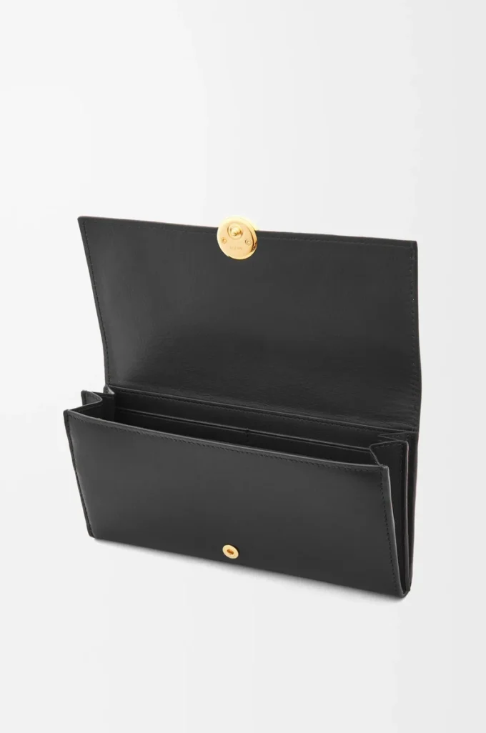 Cartera continental Pebble en piel de becerro napa brillante, color negro Cartera continental Pebble en piel de becerro napa brillante, color negro