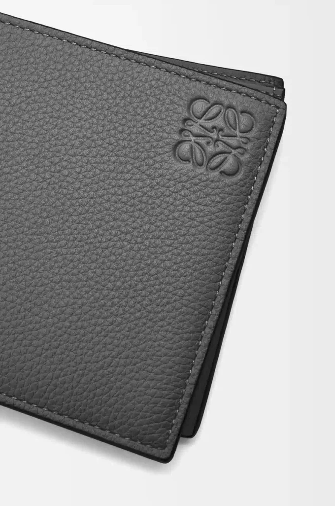 Cartera doble en piel de becerro granulada suave color antracita Cartera doble en piel de becerro granulada suave color antracita
