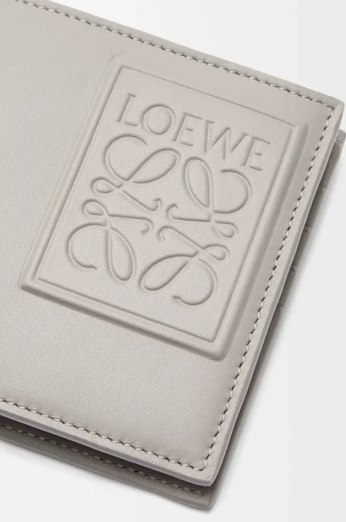 Cartera doble en piel de becerro satinada gris concha