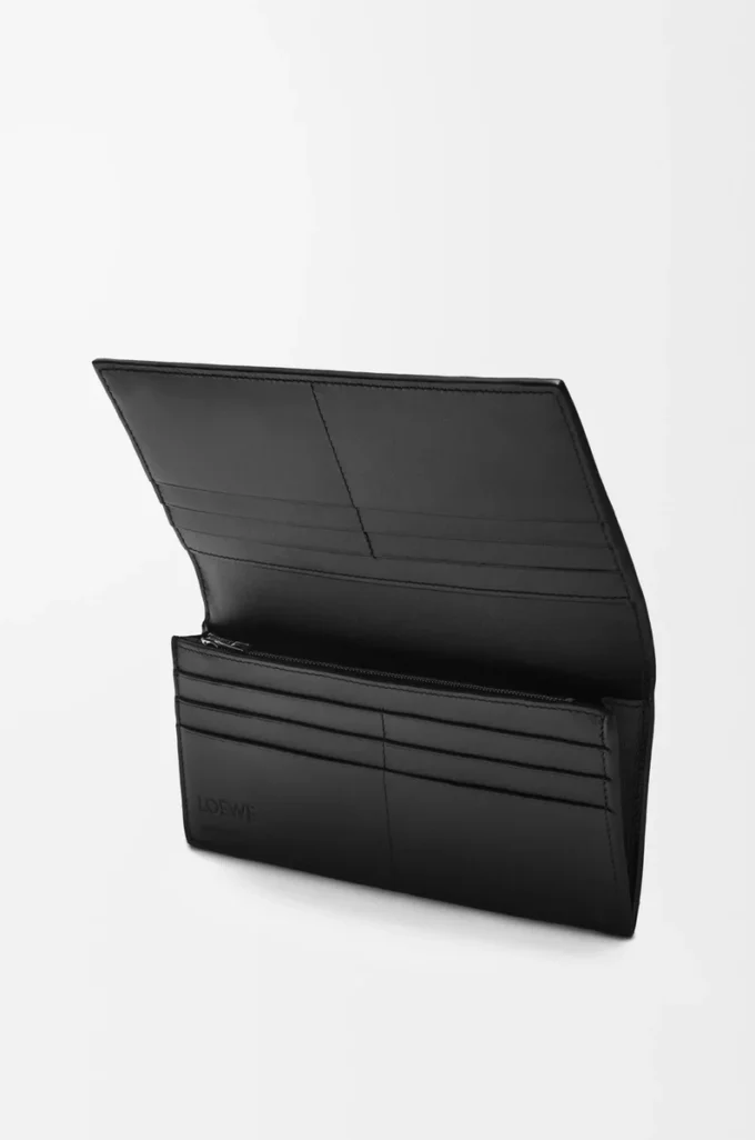 Cartera horizontal larga Puzzle en piel de becerro clásica. Cartera horizontal larga Puzzle en piel de becerro clásica.