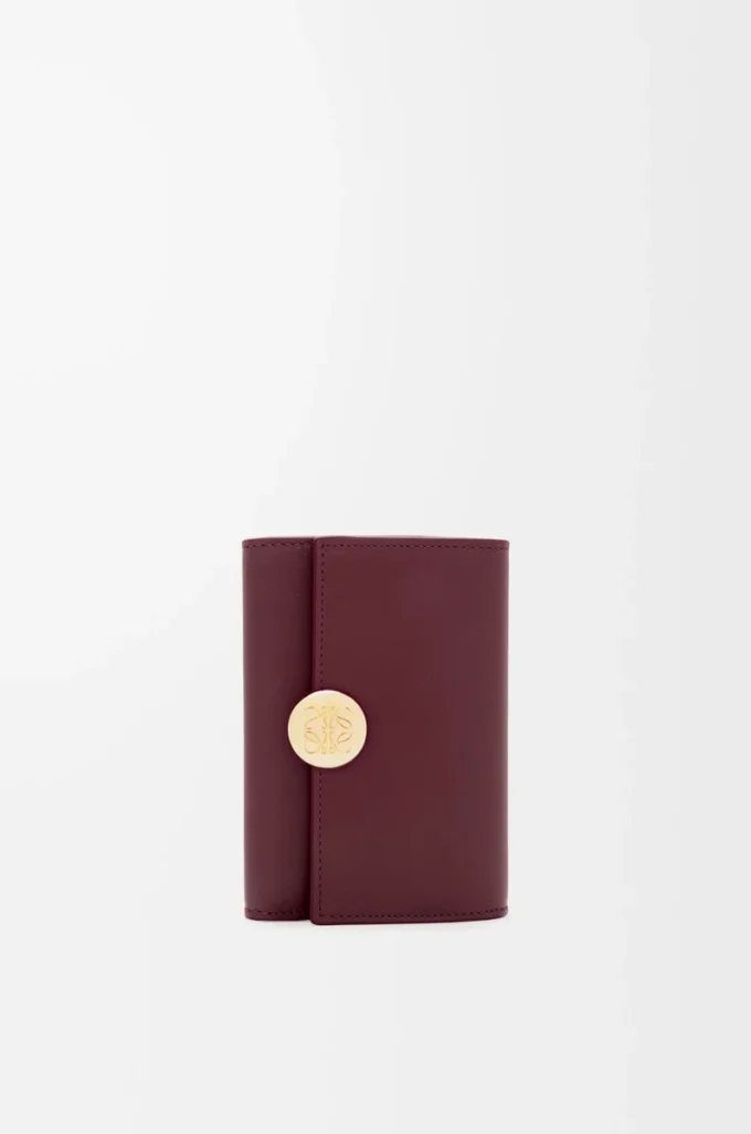 Cartera pequeña vertical Pebble en piel de becerro napa brillante color burdeos Cartera pequeña vertical Pebble en piel de becerro napa brillante color burdeos