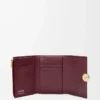 Cartera pequeña vertical Pebble en piel de becerro napa brillante color burdeos Cartera pequeña vertical Pebble en piel de becerro napa brillante color burdeos