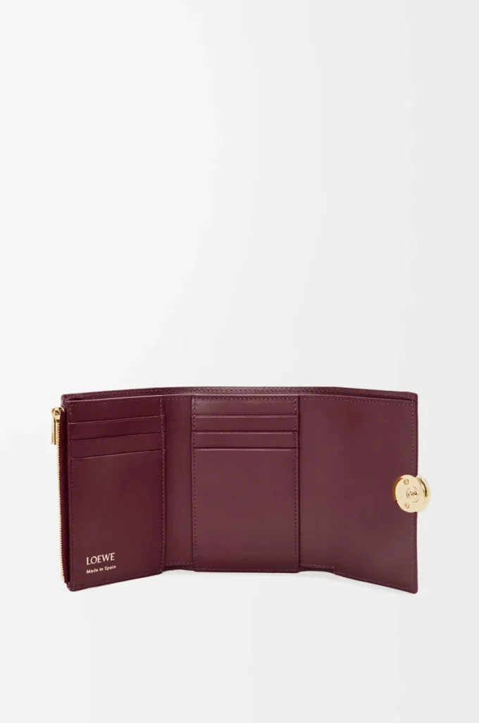 Cartera pequeña vertical Pebble en piel de becerro napa brillante color burdeos Cartera pequeña vertical Pebble en piel de becerro napa brillante color burdeos