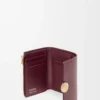 Cartera pequeña vertical Pebble en piel de becerro napa brillante color burdeos Cartera pequeña vertical Pebble en piel de becerro napa brillante color burdeos