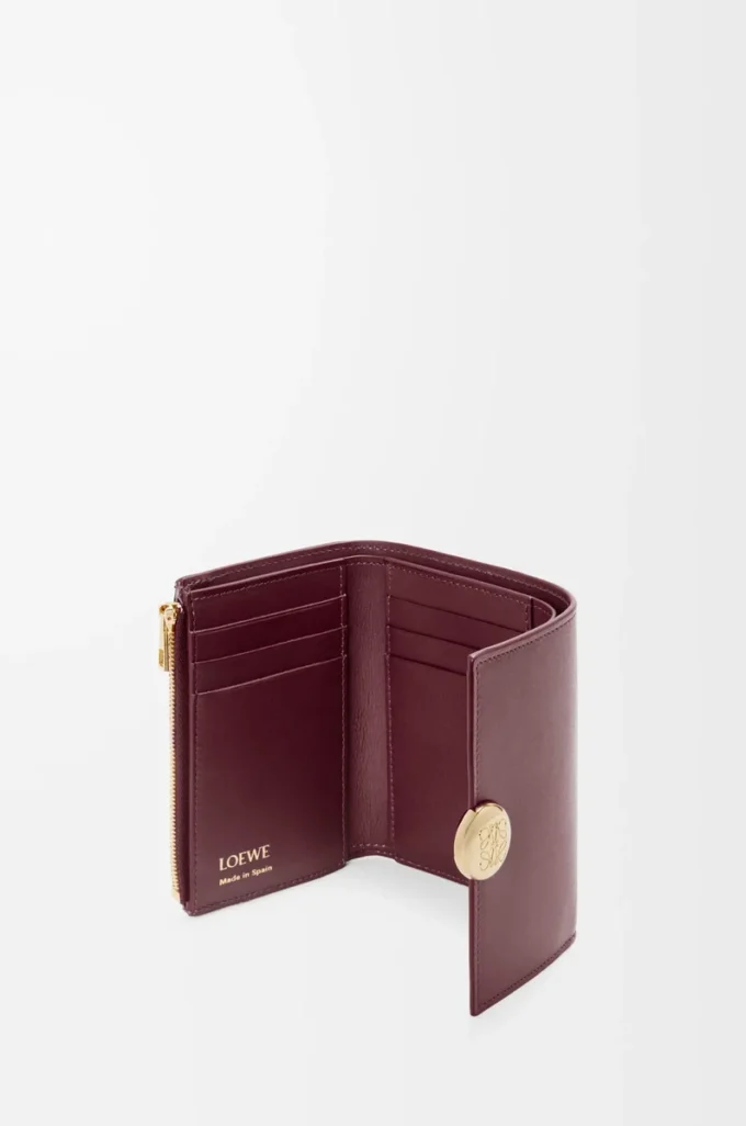 Cartera pequeña vertical Pebble en piel de becerro napa brillante color burdeos Cartera pequeña vertical Pebble en piel de becerro napa brillante color burdeos