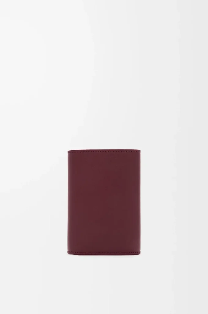 Cartera pequeña vertical Pebble en piel de becerro napa brillante color burdeos Cartera pequeña vertical Pebble en piel de becerro napa brillante color burdeos