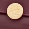 Cartera pequeña vertical Pebble en piel de becerro napa brillante color burdeos Cartera pequeña vertical Pebble en piel de becerro napa brillante color burdeos